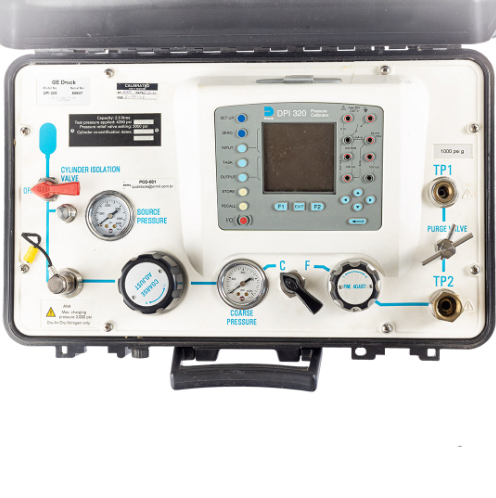 کالیبراتور GE Druck DPI 325 در طول روال کالیبراسیون، به تکنسین راهنمایی می‌دهد و نتایج به‌صورت الکترونیکی ثبت می‌شوند، که این موضوع باعث کاهش زمان خاموشی و حذف خطاهای انسانی می‌گردد.