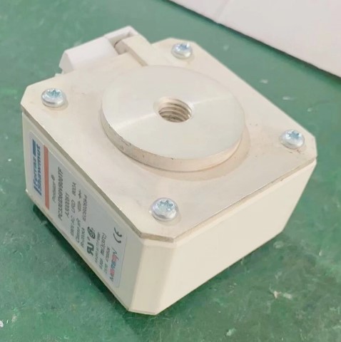 سازه گستر پایتخت 66172032 - فیوز فَست پیچ خور فِراز FERRAZ PC33UD60V1600TF/600V/1600A