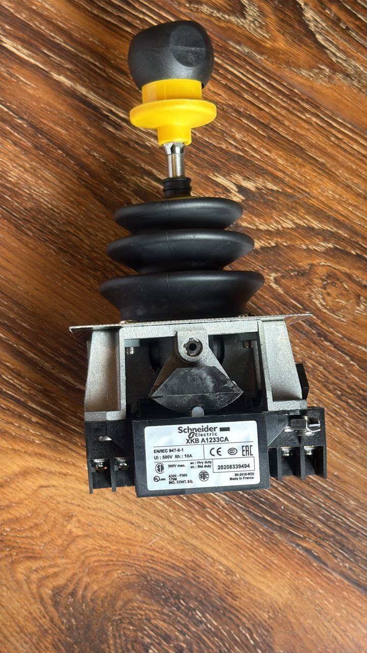 سازه گستر پایتخت تامین کننده محصولات اشنایدر و جوی استیک های 4 جهته و 8 جهته - جوی استیک اشنایدر 4جهته 10 آمپر 500 ولت اشنایدر مدل Schneider Electric XKB A1233CA